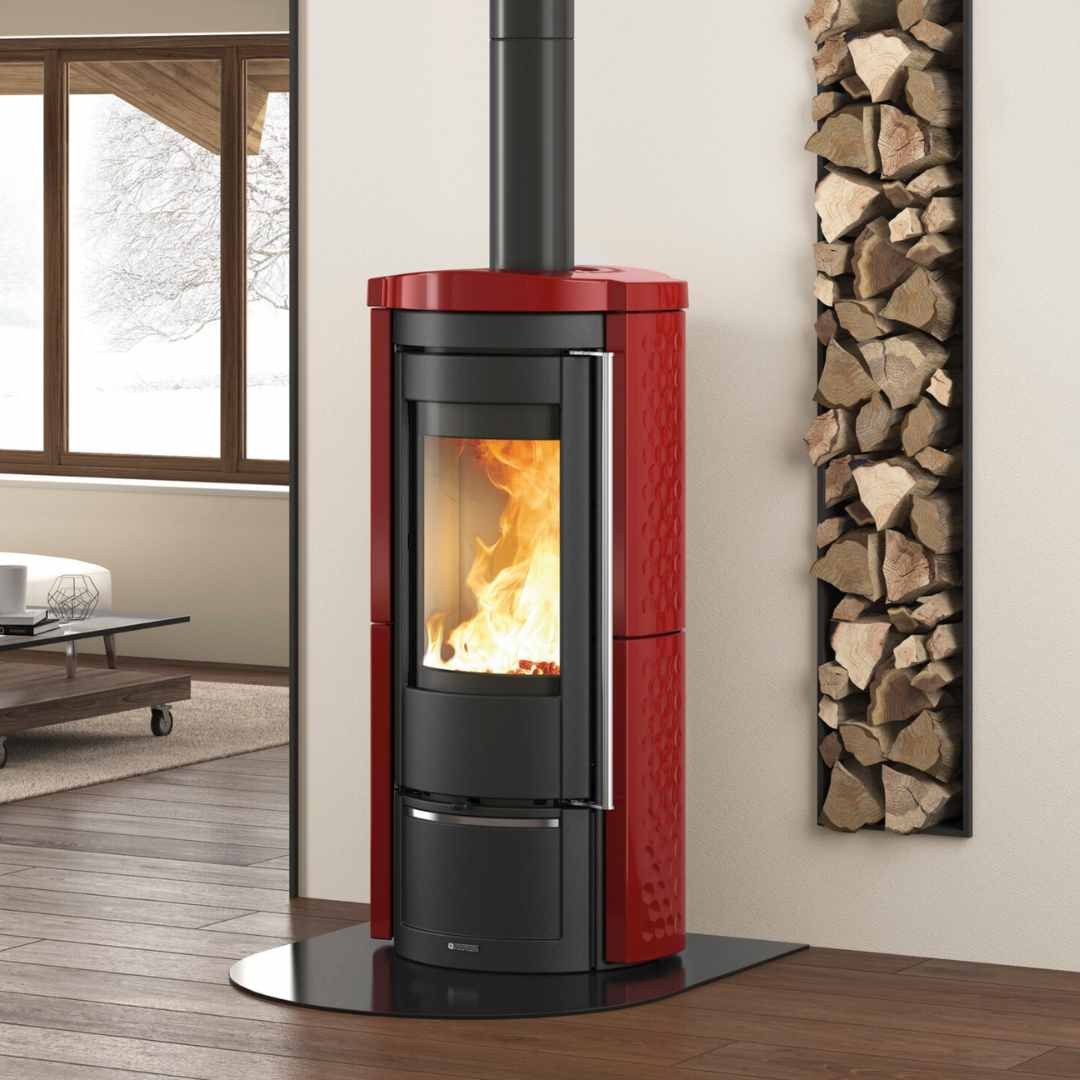 Poêle À Bois Rond LIÙ.16 7,5 kW Rouge En Faïence Installé Dans Un Salon