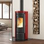 Poêle À Bois Rond LIÙ.16 7,5 kW Rouge En Faïence Installé Dans Un Salon
