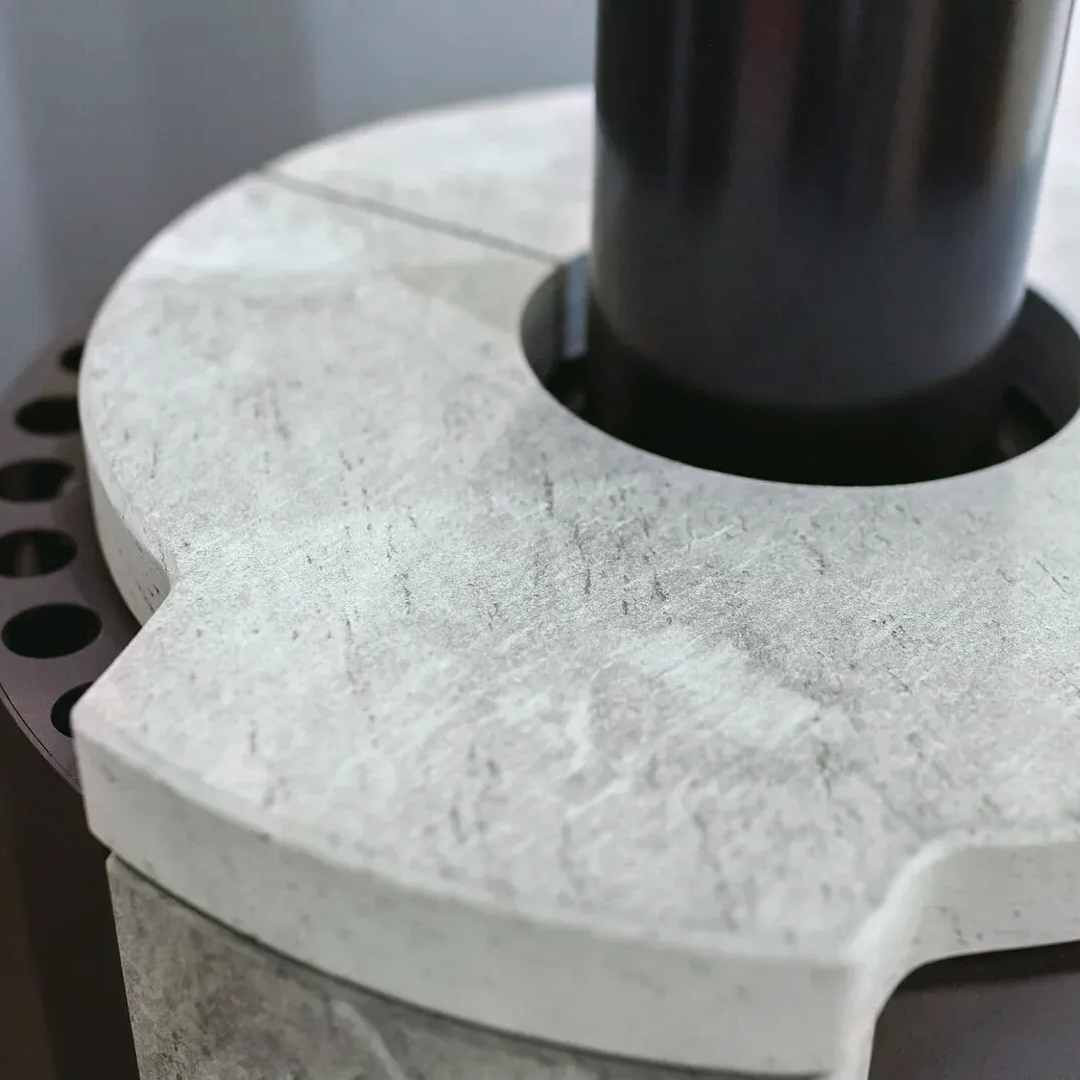 Détail Du Revêtement En Pierre Du Poêle À Bois Rond Liu.16 Petra 7,5 kW