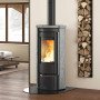 Poêle À Bois Rond Liu.16 Petra 7,5 kW En Pierre Installé Dans Un Intérieur