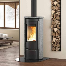 Poêle À Bois Rond Liu.16 Petra 7,5 kW En Pierre Installé Dans Un Intérieur