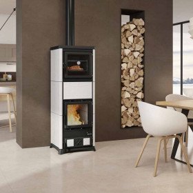 Poêle À Bois Avec Four NOVA FORNO.16 11,8 kW Installé Dans Un Intérieur Moderne