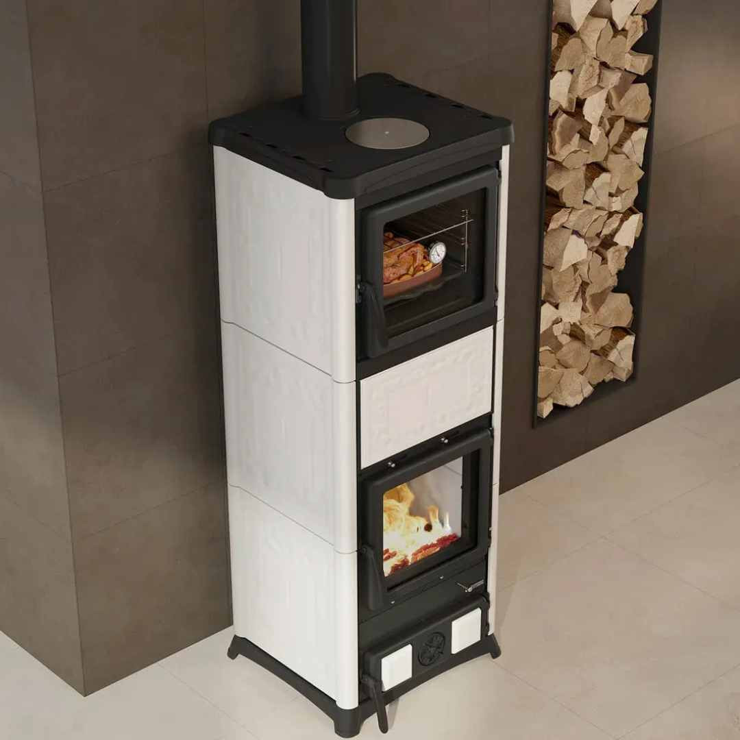 Poêle À Bois Avec Four NOVA FORNO.16 11,8 kW Vue En Angle Dans Un Intérieur