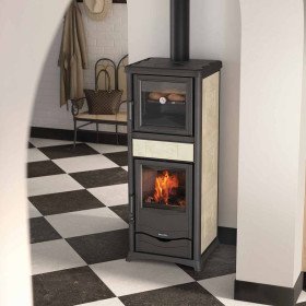 Poêle À Bois Avec Four Rossella Plus Forno.165 Ceramica Installé Dans Un Intérieur Avec Sol Carrelé