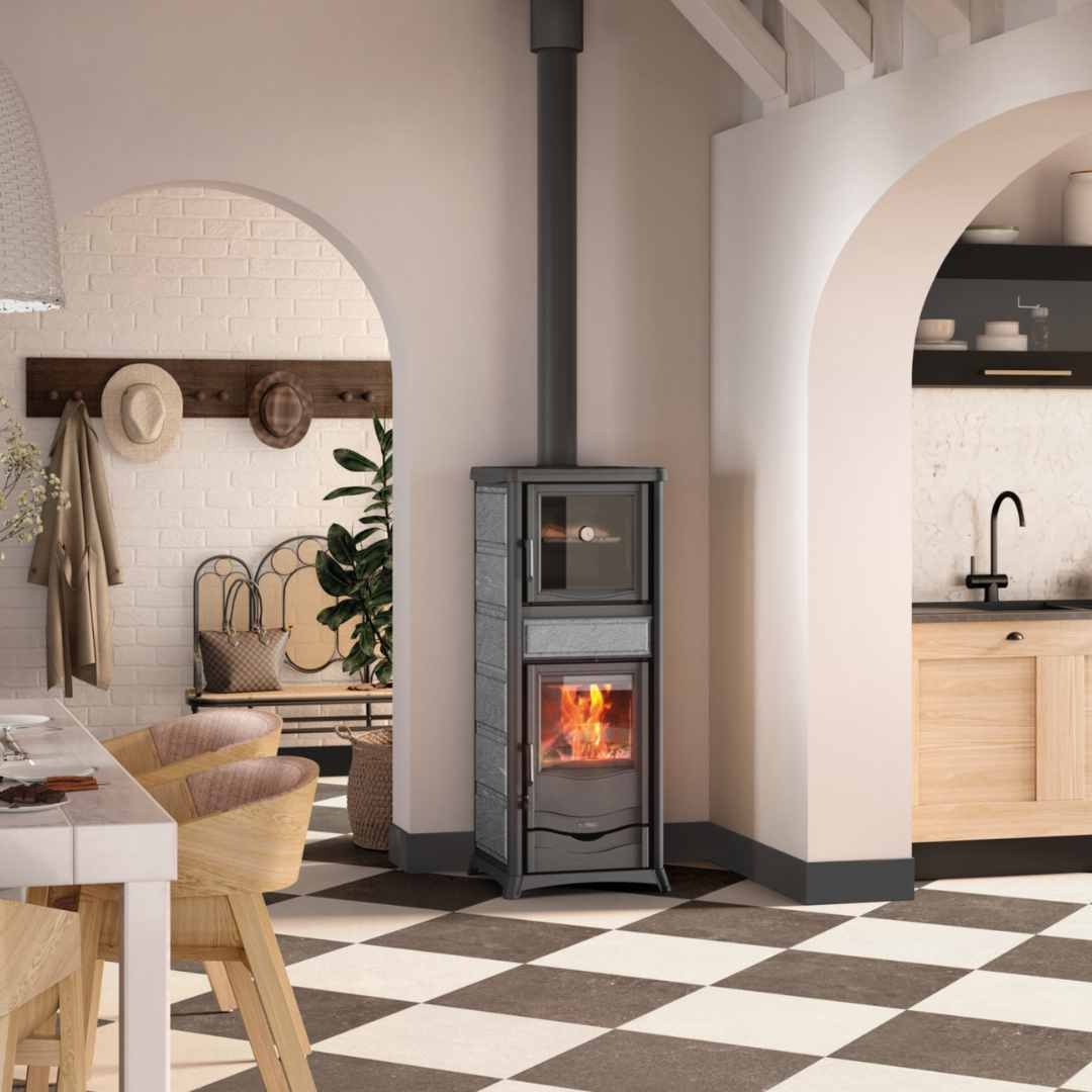Poêle À Bois Avec Four Rossella Plus Forno.165 Petra 9,4 kW Installé Dans Un Intérieur Lumineux