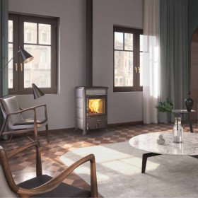 Poêle À Bois En Pierre Rossella R1.16 Petra 9 kW Installé Dans Un Salon Lumineux