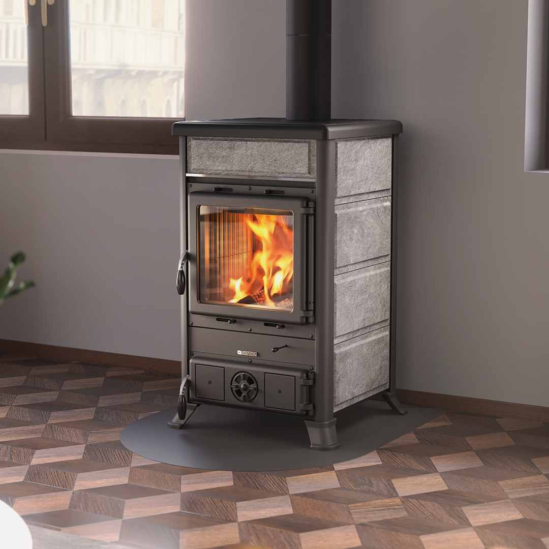 Poêle À Bois En Pierre Rossella R1.16 Petra 9 kW Installé Dans Un Intérieur Moderne