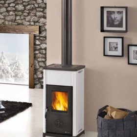 Poêle À Bois Compact Tea.16 7 kW Installé Dans Un Intérieur Moderne