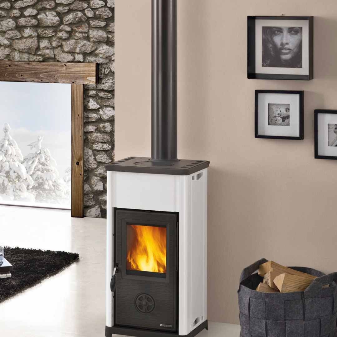 Poêle À Bois Compact Tea.16 7 kW Installé Dans Un Intérieur Moderne