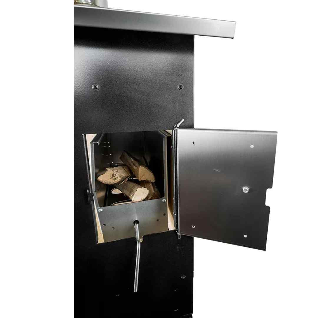 Compartiment inférieur du barbecue à bois d’extérieur ouvert avec bûches stockées