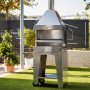 Barbecue au charbon en inox Foxy installé en extérieur sur terrasse