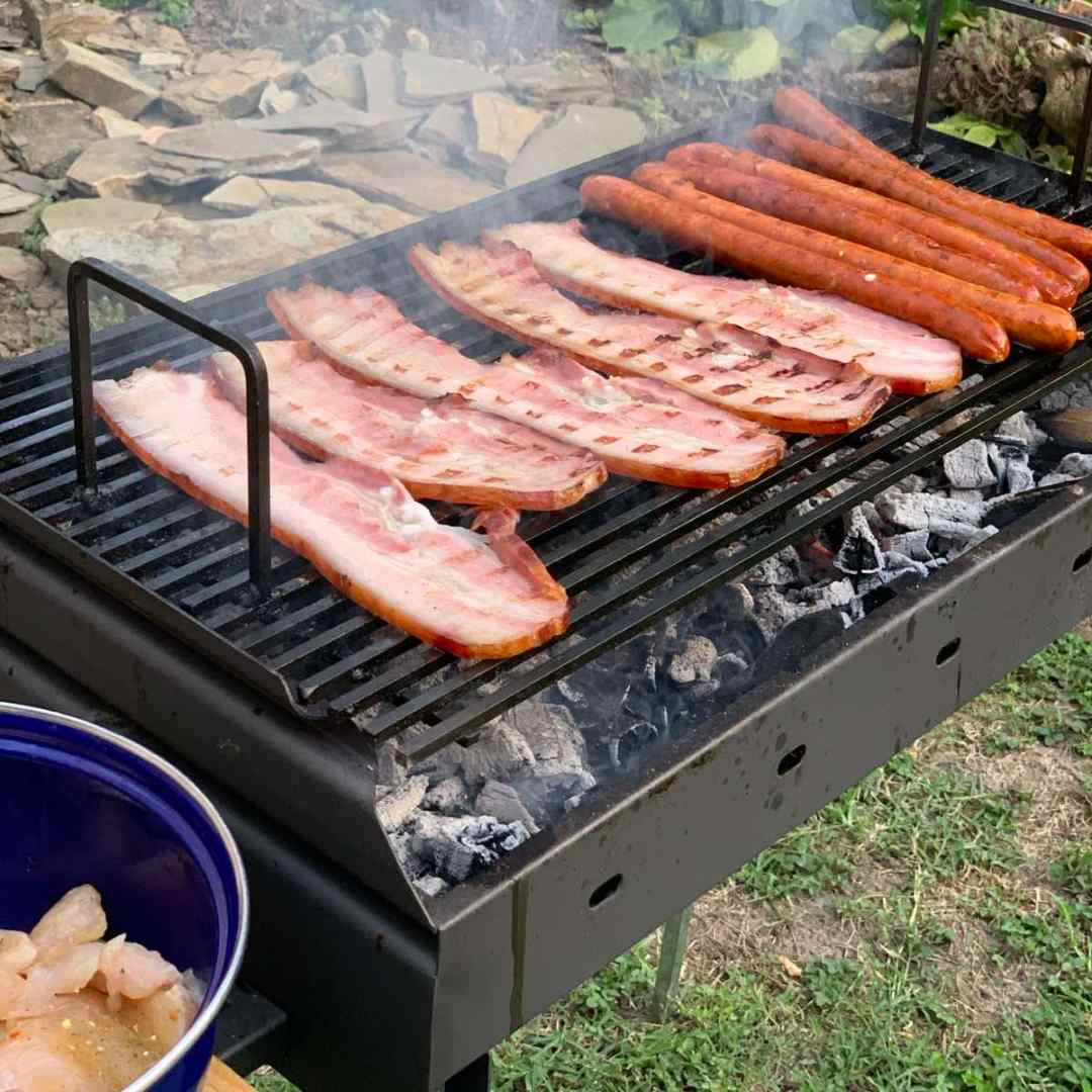 Petit barbecue au charbon Grill EKO 60x40 avec viande et saucisses sur grille