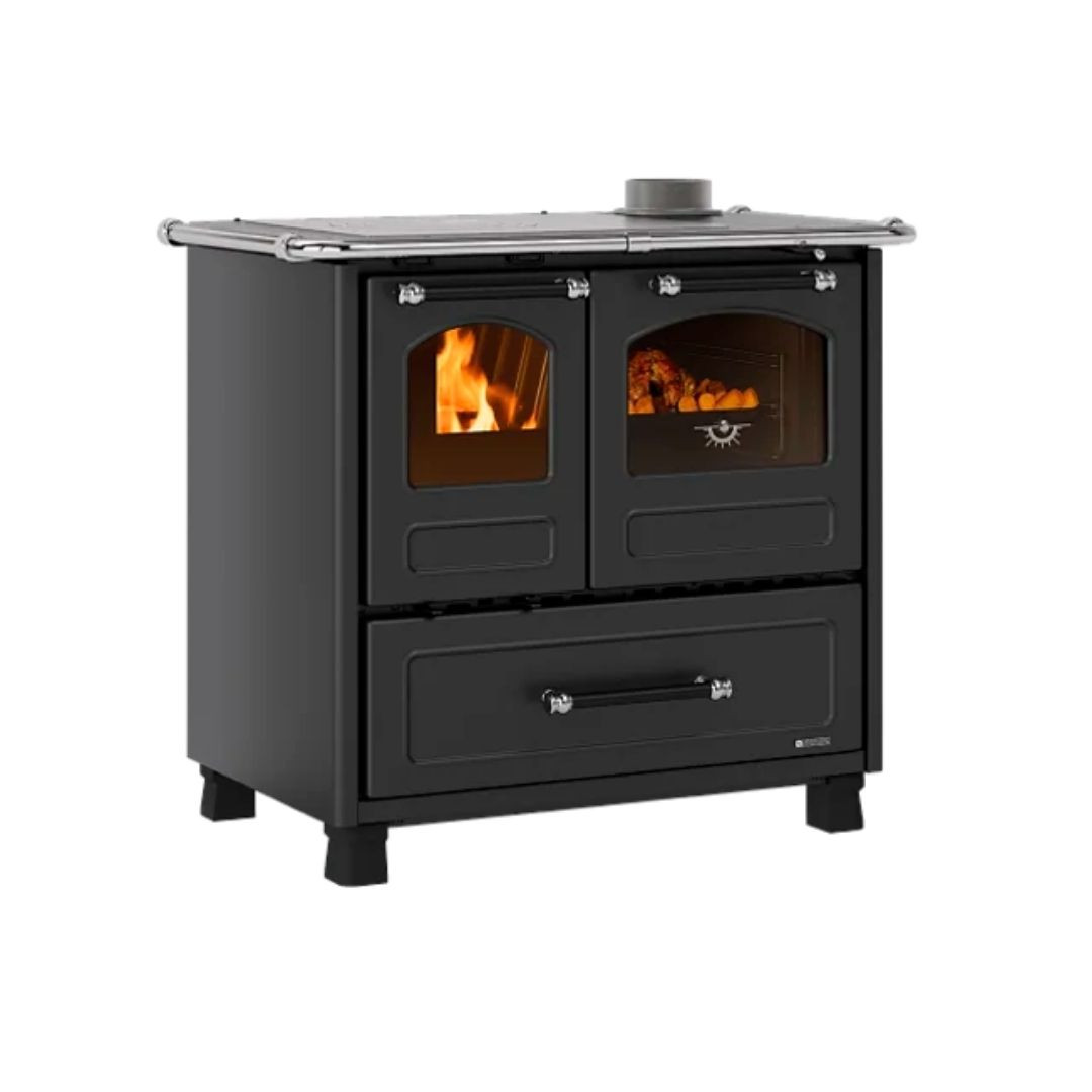 Cuisinière à bois en fonte Family 7,5 kW noire sur fond blanc
