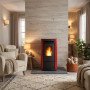 Poêle à granulés KETTY 5.0 bordeaux installé dans salon cosy