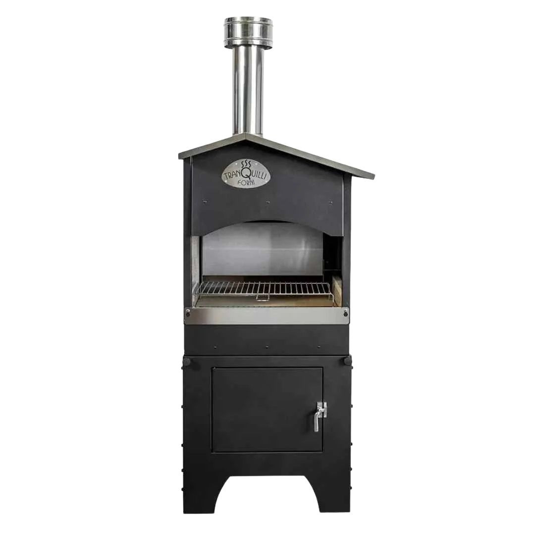 Vue de face du barbecue à bois d’extérieur noir avec cheminée, grille de cuisson et compartiment inférieur