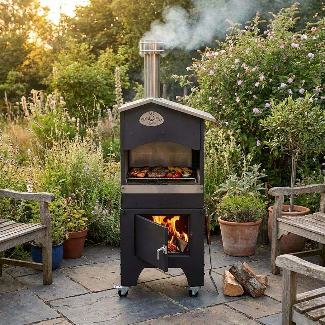 Barbecue à bois d’extérieur avec cheminée et foyer ouvert, utilisé dans un jardin fleuri
