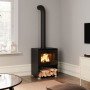 Poêle à bois Mélèze 10,8 kW Linea VZ installé dans un intérieur moderne avec conduit noir apparent