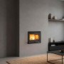 Insert à bois ventilé INSERTO 60.16 6,5 kW installé dans un salon moderne
