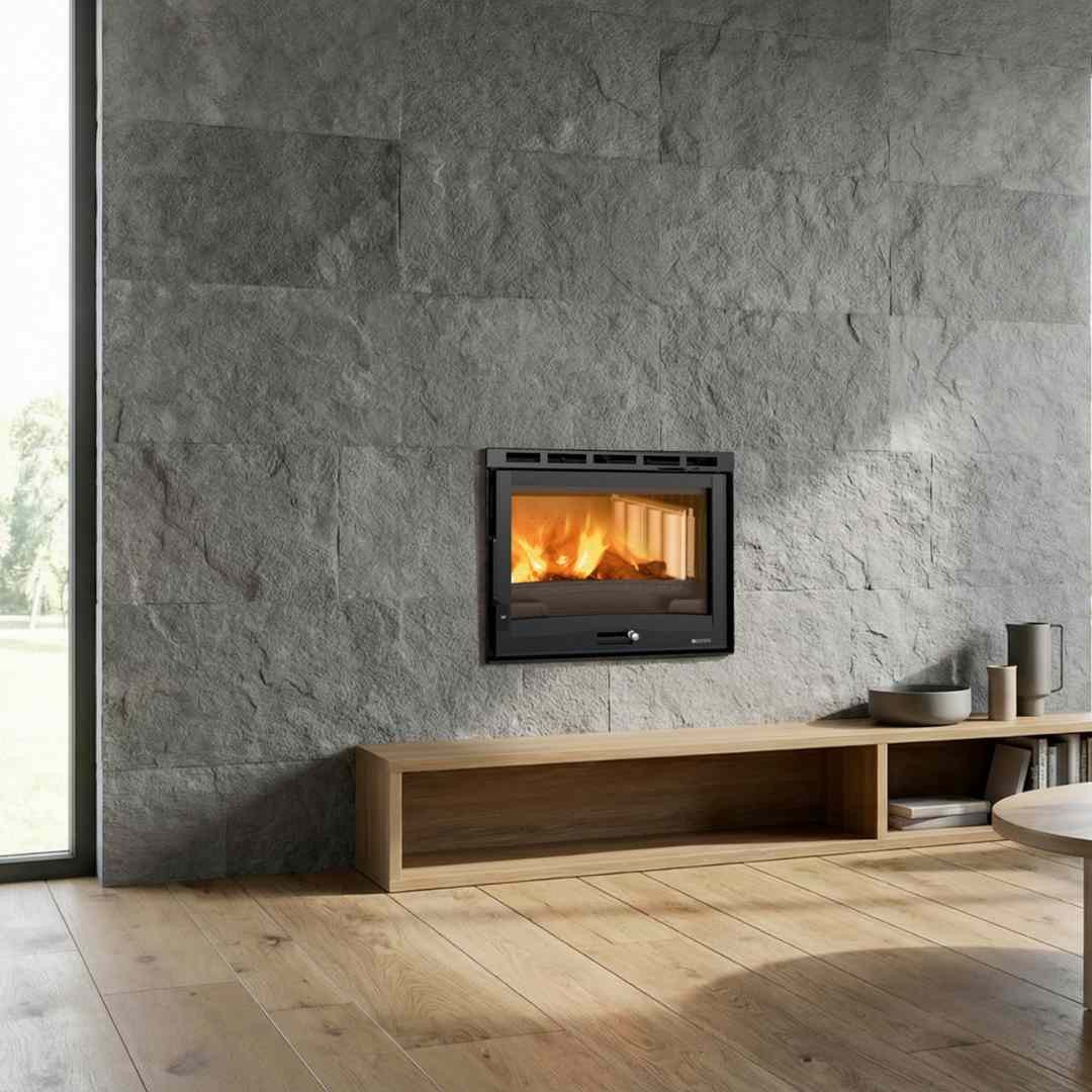 Insert à bois ventilé INSERTO 70.165 7,8 kW installé dans un salon moderne avec mur en pierre