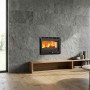 Insert à bois ventilé INSERTO 70.165 7,8 kW installé dans un salon moderne avec mur en pierre