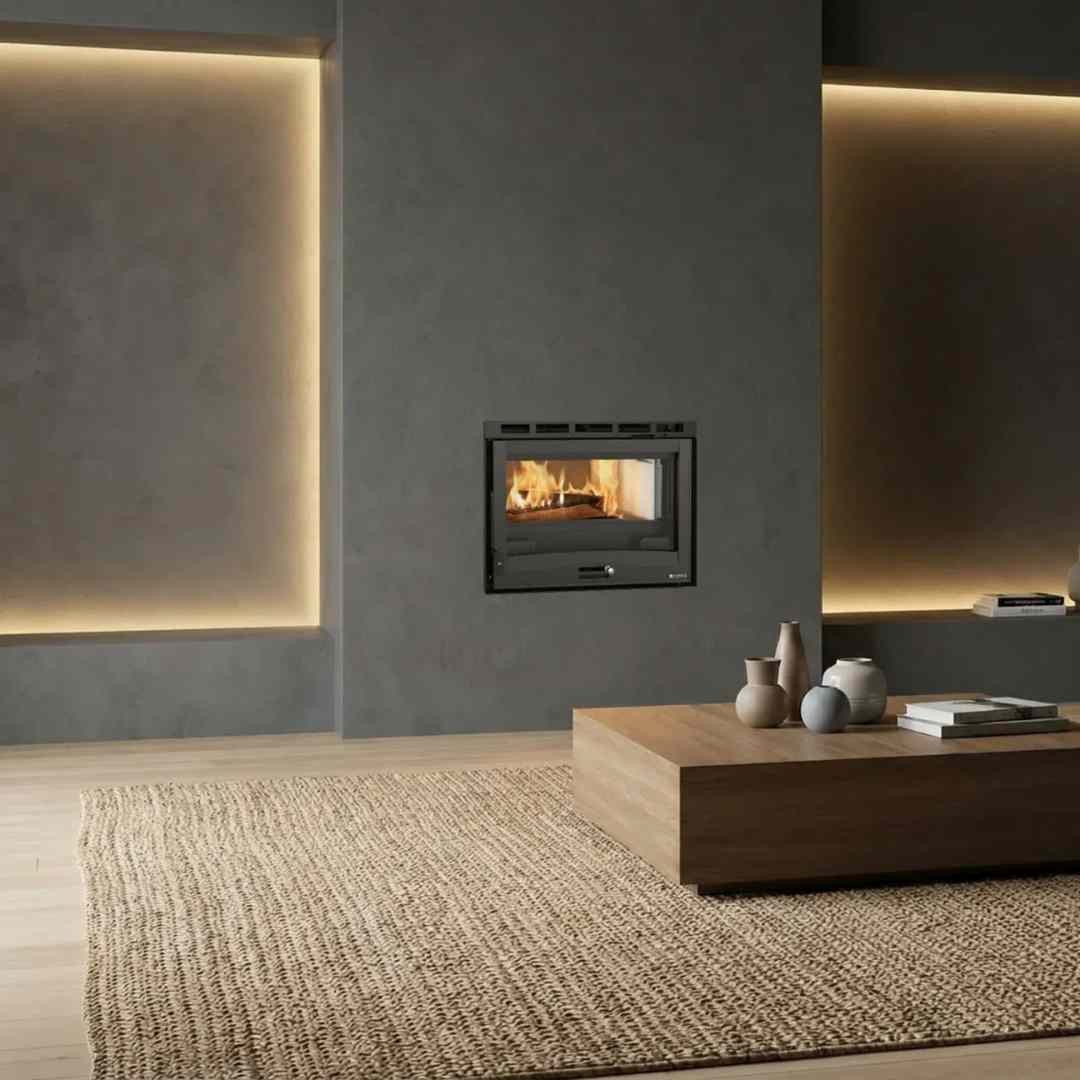 Insert à bois ventilé INSERTO 70 H49.16 6,7 kW installé dans un salon moderne
