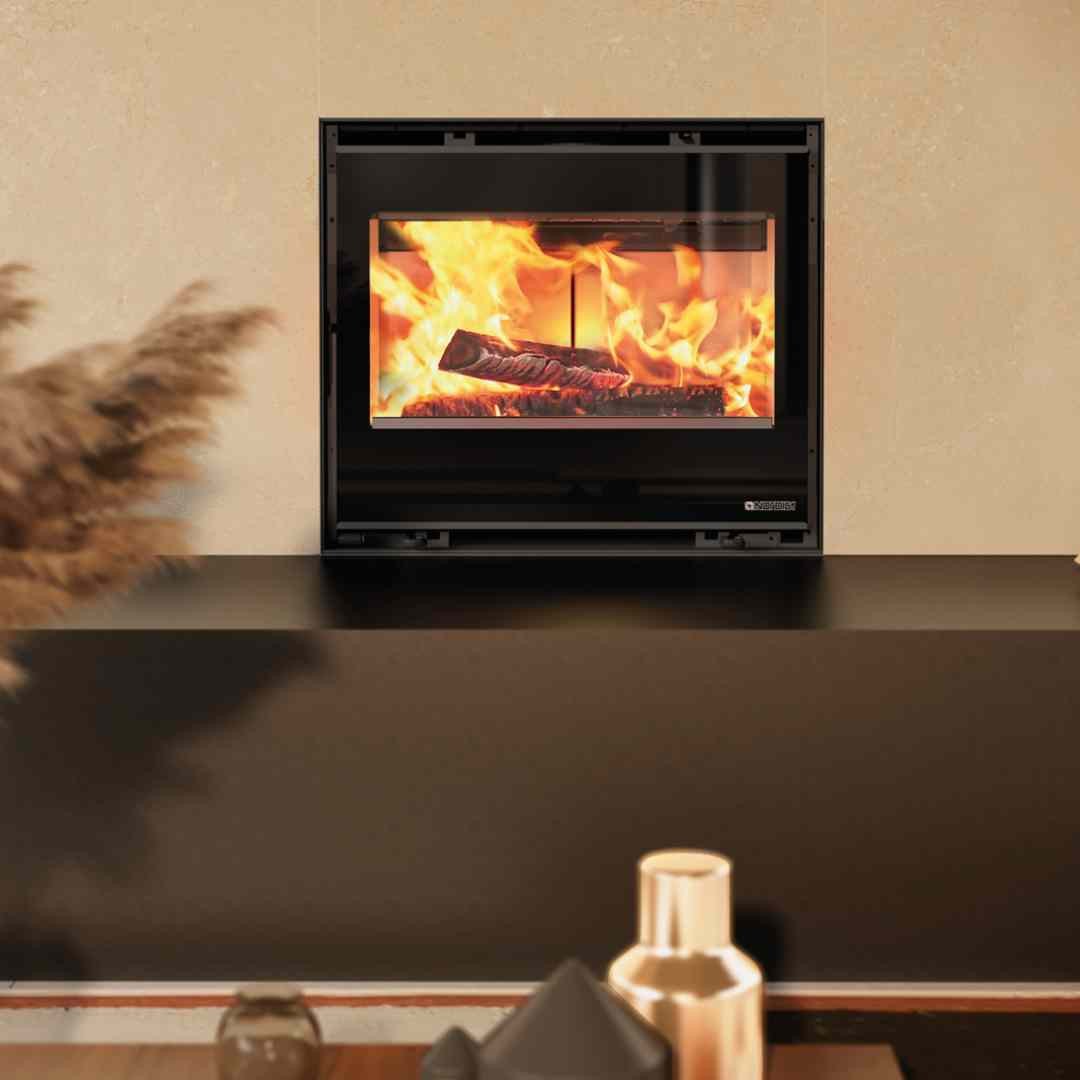 Insert à bois ventilé INSERTO 70 LEAN 8 kW noir avec vitre panoramique et feu apparent