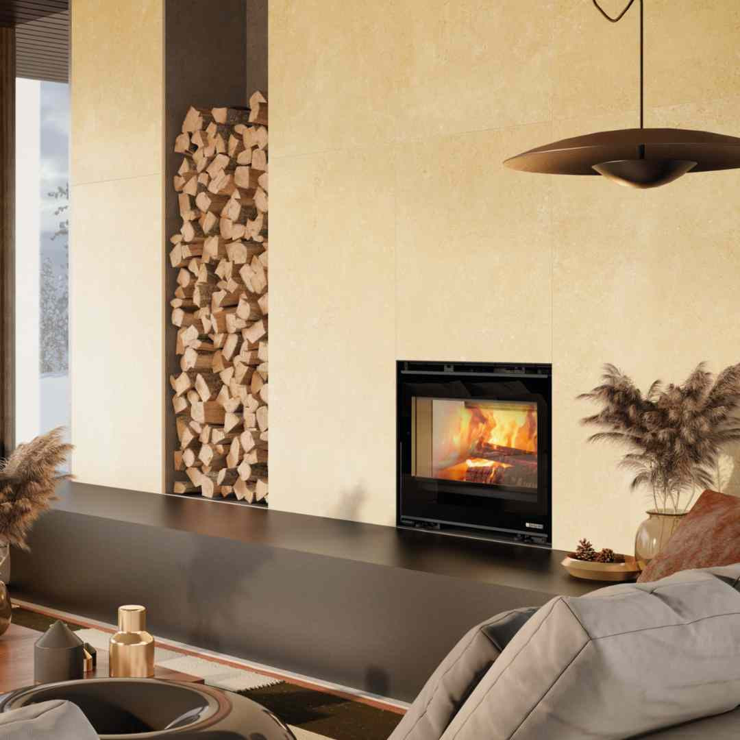 Insert à bois ventilé INSERTO 70 LEAN 8 kW installé dans un intérieur moderne