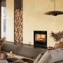 Insert à bois ventilé INSERTO 70 LEAN 8 kW installé dans un intérieur moderne