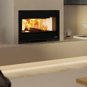 Insert à bois INSERTO 80 H49 LEAN 9,5 kW installé dans un salon moderne