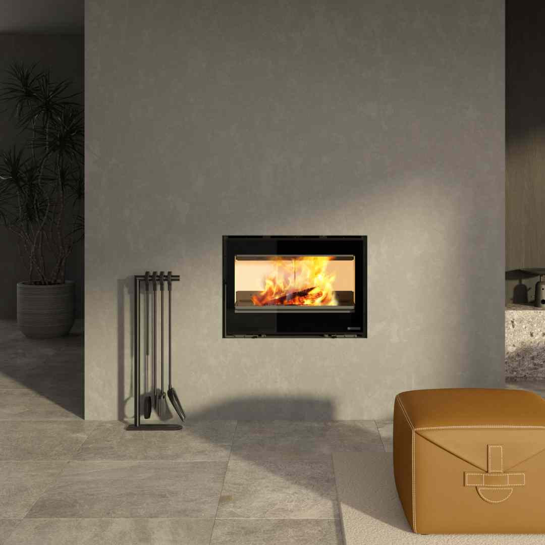 Insert à bois ventilé INSERTO 80 LEAN 9,5 kW installé dans un intérieur moderne