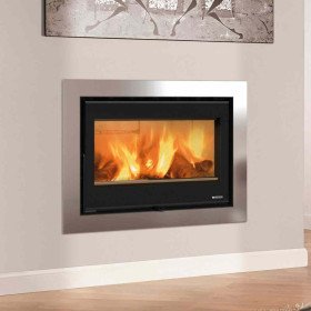 Insert cheminée à bois INSERTO 80 WIDE.16 12,4 kW encastré dans un mur avec flamme visible