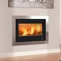 Insert cheminée à bois INSERTO 80 WIDE.16 12,4 kW encastré dans un mur avec flamme visible
