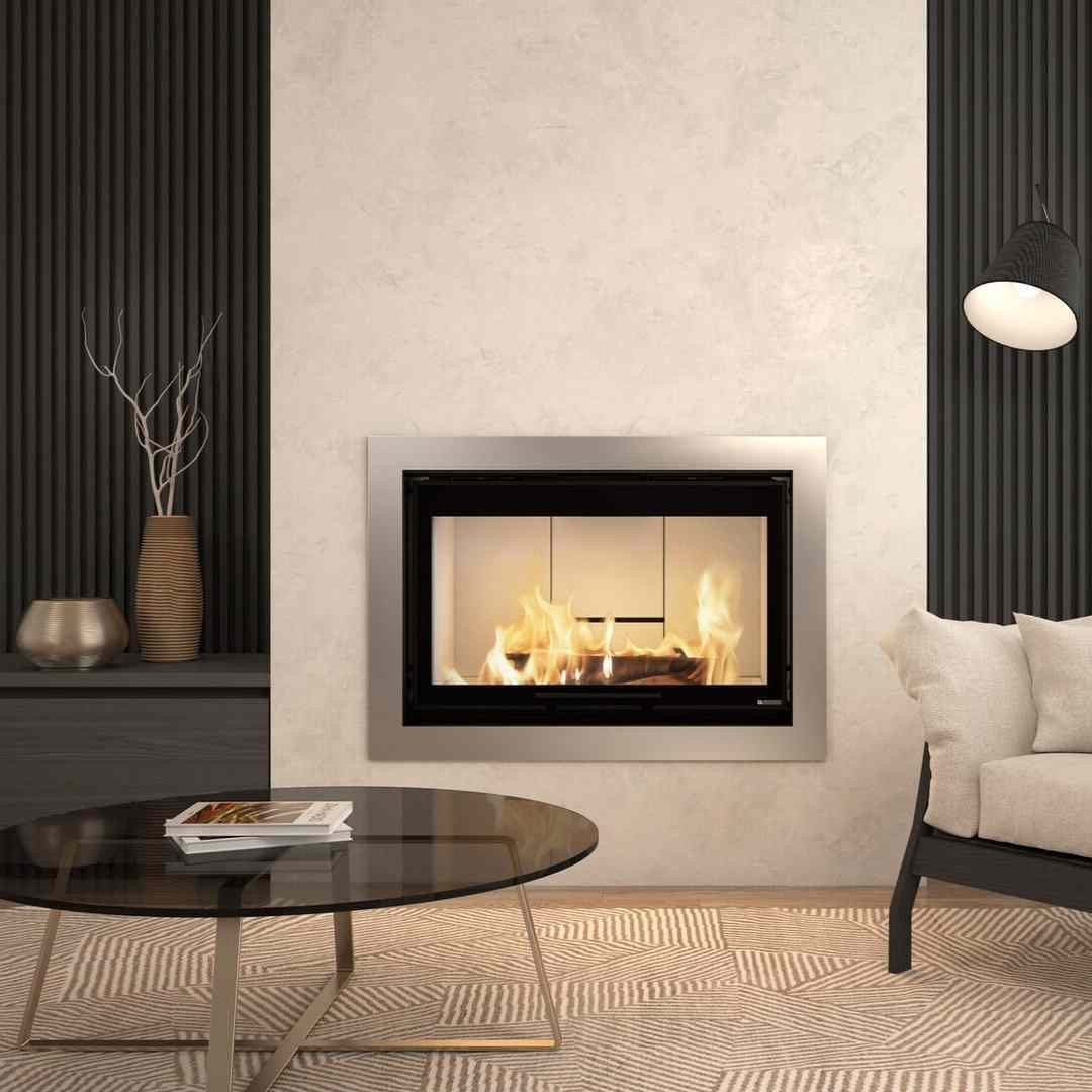 Insert à bois MONOBLOCCO 90PA.16 12,9 kW installé dans une cheminée moderne