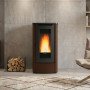 Poêle à granulés canalisable Dahiana Plus AD 10 kW finition bronze installé dans un salon moderne