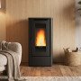 Poêle à pellets canalisé Dahiana Plus AD 10 kW noir dans un intérieur chaleureux