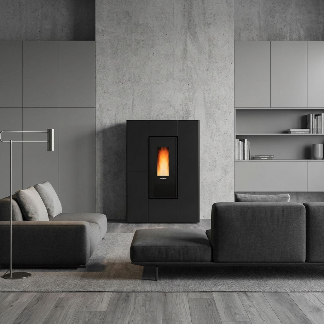 Poêle à granulés canalisable Marilena Plus 5.0 8 kW noir dans un intérieur moderne