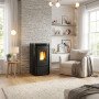 Poêle à granulés Moira 7 kW noir installé dans un salon lumineux