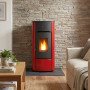 Poêle à granulés étanche Angelica Evo 8 kW rouge installé devant un mur en pierre