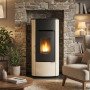 Poêle à granulés étanche Angelica Evo 8 kW blanc installé dans un salon chaleureux