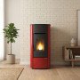 Poêle à granulés étanche Angelica Evo 8 kW rouge installé dans une pièce lumineuse