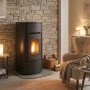 Poêle à granulés étanche Angelica Evo 8 kW noir installé dans un intérieur rustique