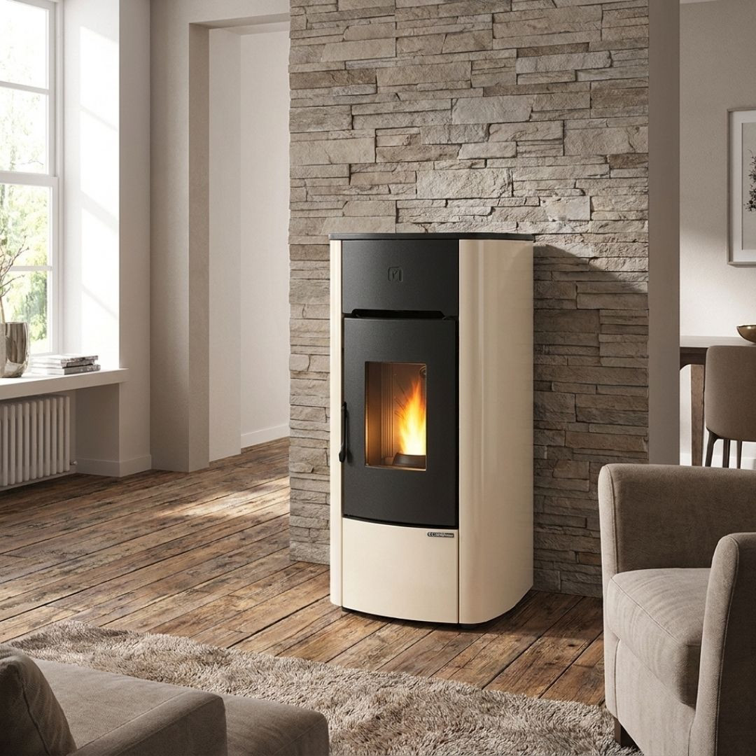 Poêle à granulés étanche Angelica Evo 8 kW blanc installé dans une pièce de vie moderne