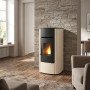 Poêle à granulés étanche Angelica Evo 8 kW blanc installé dans une pièce de vie moderne