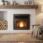 Insert à pellets Davide 9,5 kW intégré dans un salon contemporain avec rangement à bûches