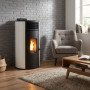 Poêle à granulés Lorena 9 kW blanc installé dans un intérieur lumineux