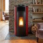 Poêle à granulés étanche Lorena 9 kW rouge installé dans un salon chaleureux