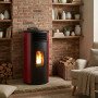 Poêle à granulés à ventouse Lorena 9 kW rouge installé dans un intérieur rustique