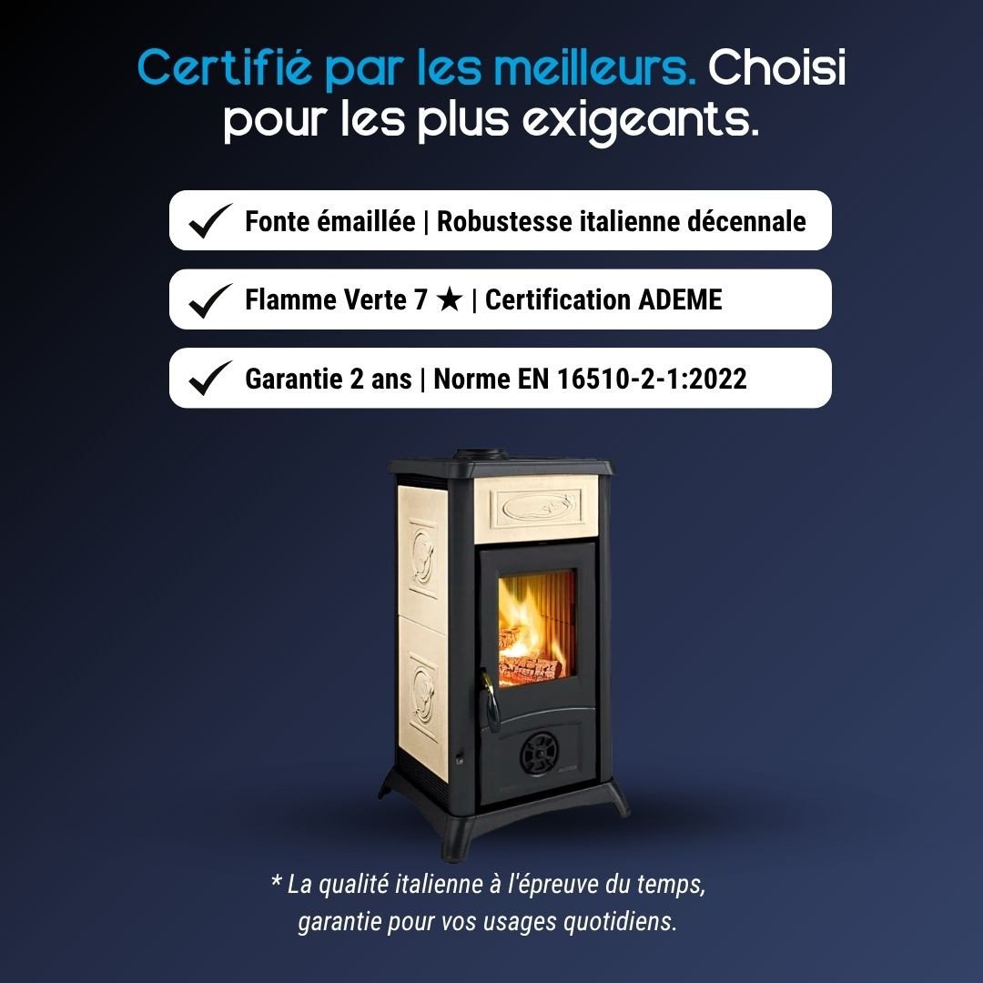 Poêle à bois Gemma Lean Ceramica 6,5 kW finition blanche installé dans un salon lumineux