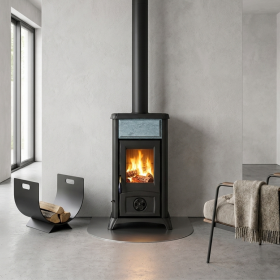 Poêle à bois Gemma Lean Petra 6,5 kW installé dans un intérieur moderne