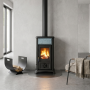 Poêle à bois Gemma Lean Petra 6,5 kW installé dans un intérieur moderne